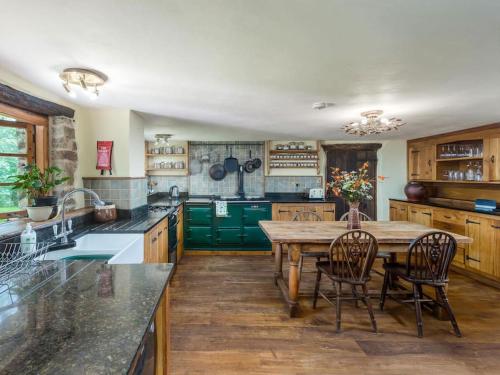 kuchyně, Hay Meadow Farm, Cosy Thatched Holiday Cottage in Ashwater