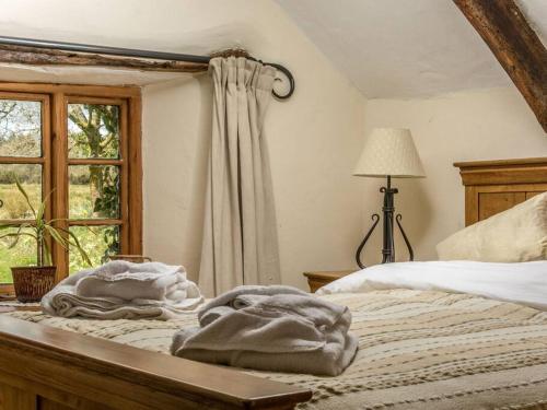 Hay Meadow Farm, Cosy Thatched Holiday Cottage in Ashwater