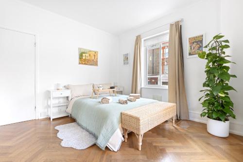 Marylebone High Street 2BR Apt, Londyn