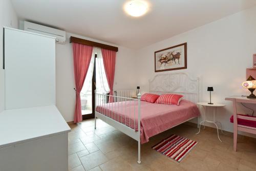 One-Bedroom Apartment image 2