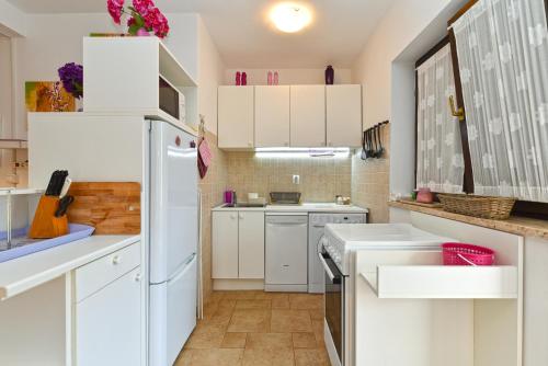 One-Bedroom Apartment image 4