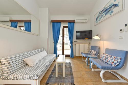 One-Bedroom Apartment image 8