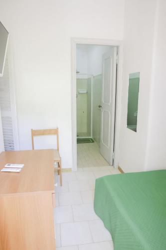 Single Room image 6