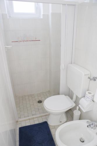 Economy Double Room image 5