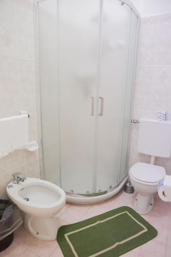 Standard Double Room image 5