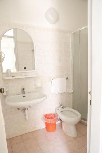 Standard Double Room image 6