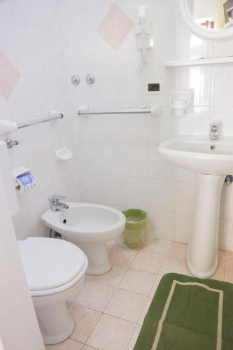 Standard Double Room image 10