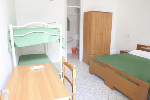 Standard Double Room image 9