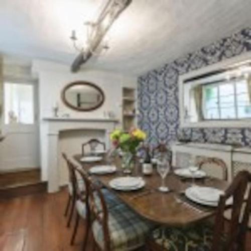 Crescent Cottage, sleeps 8, pet friendly in ติวเกสเบอรี