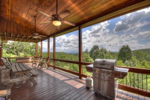 Above Raven Ridge - Full Range Mountains Views in Mineral Bluff, USA