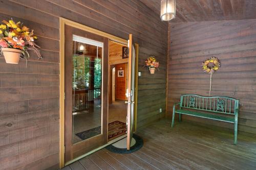 Awesome Retreat - North GA Cabin with Views in Morganton, USA