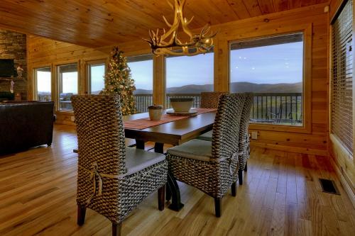 Bearcat Lodge - Endless North GA Mountain Views in Mineral Bluff, USA