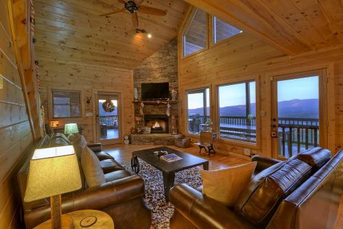 Bearcat Lodge - Endless North GA Mountain Views in Mineral Bluff, USA