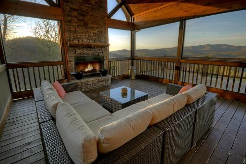 Bearcat Lodge - Endless North GA Mountain Views in Mineral Bluff, USA