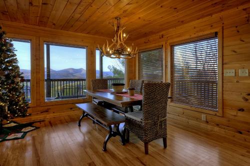 Bearcat Lodge - Endless North GA Mountain Views in Mineral Bluff, USA