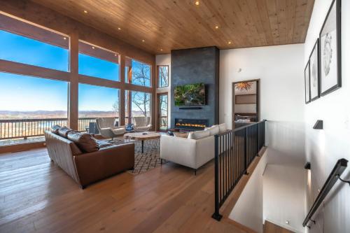 Capstone - Modern Luxury Cabin Full Mountain View in Blue Ridge, USA