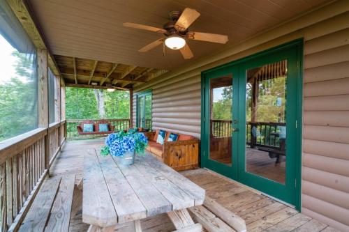 Bearfoot Lodge - Blue Ridge Cabin in Blue Ridge, USA