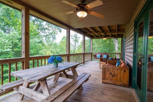 Bearfoot Lodge - Blue Ridge Cabin in Blue Ridge, USA