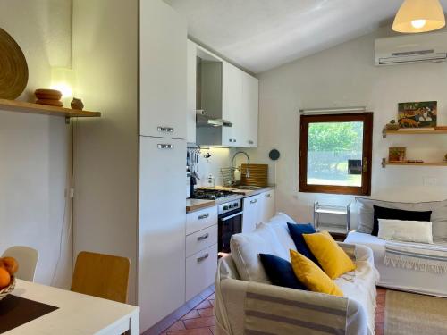 virtuve, Cottage Lavanda con vista mare, aria condizionata by ToscanaTour in Guardistallo