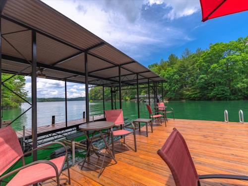 Gleesome Inn - Lakefront home with private dock in Blue Ridge, USA