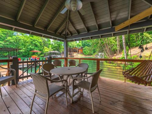 Gleesome Inn - Lakefront home with private dock in Blue Ridge, USA