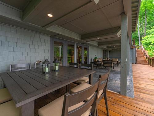 Gleesome Inn - Lakefront home with private dock in Blue Ridge, USA