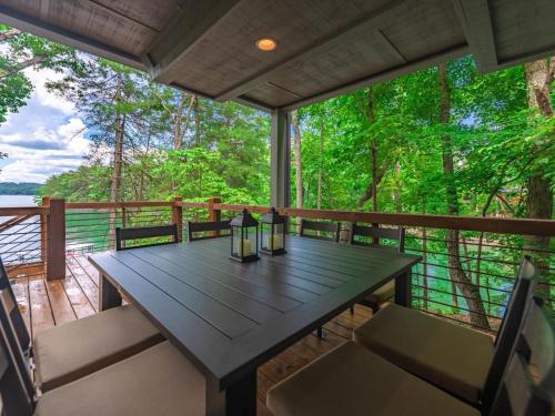 Gleesome Inn - Lakefront home with private dock in Blue Ridge, USA