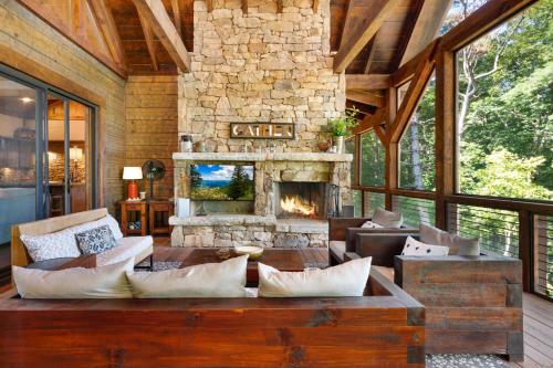 Copperline Lodge - Luxury Creekside Retreat in Epworth, USA