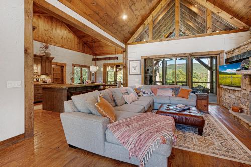 Copperline Lodge - Luxury Creekside Retreat in Epworth, USA