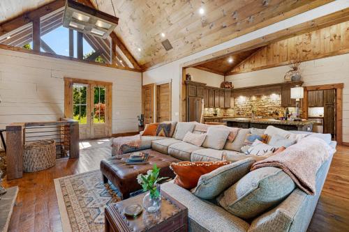 Copperline Lodge - Luxury Creekside Retreat in Epworth, USA