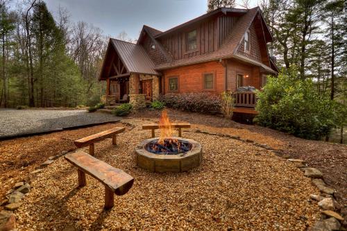 Reel Creek Lodge - Fightingtown Creek Cabin in Blue Ridge, USA