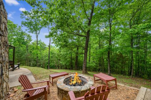 Moonlight Lodge - Views Game Room Firepit in Blue Ridge, USA