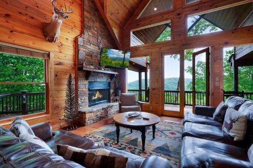 Moonlight Lodge - Views Game Room Firepit in Blue Ridge, USA