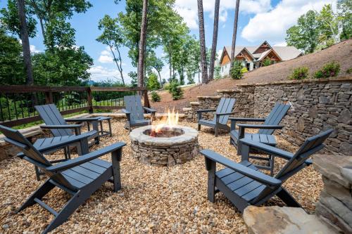 Mountain Echoes - Mountain View Fire Pit Hot Tub in Blue Ridge, USA