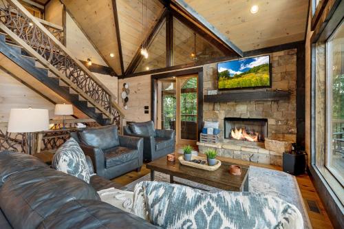 Mountain Echoes - Mountain View Fire Pit Hot Tub in Blue Ridge, USA