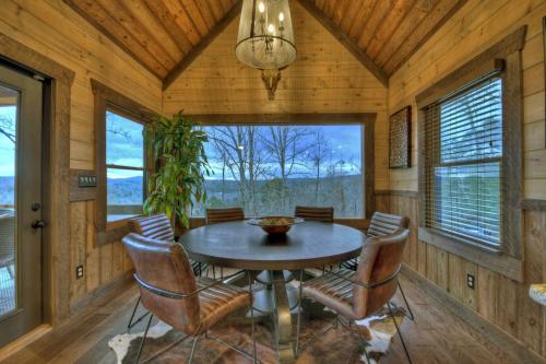 Privacy Peak - Game Room Views Fire Pit in Blue Ridge, USA