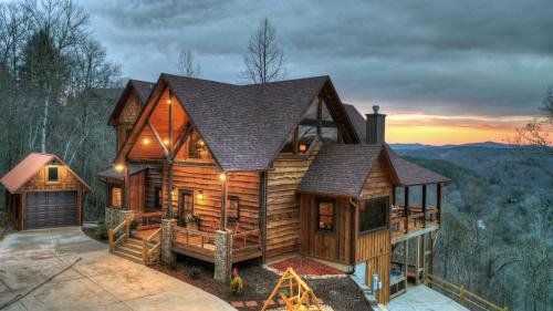Privacy Peak - Game Room Views Fire Pit in Blue Ridge, USA