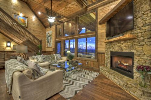 Privacy Peak - Game Room Views Fire Pit in Blue Ridge, USA