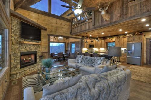 Privacy Peak - Game Room Views Fire Pit in Blue Ridge, USA