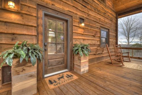 Privacy Peak - Game Room Views Fire Pit in Blue Ridge, USA