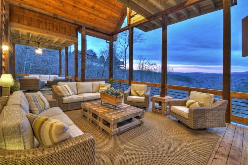 Privacy Peak - Game Room Views Fire Pit in Blue Ridge, USA