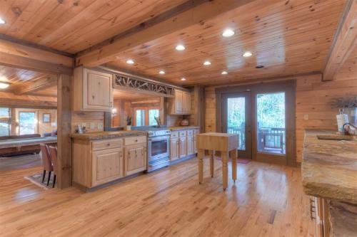 Rushing Waters - Creekside Cabin in North GA in Blue Ridge, USA