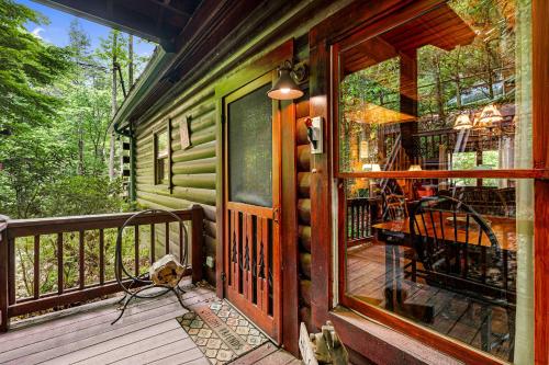 Tuckaway Cave - Cabin on Fightingtown Creek in Cherry Log, USA