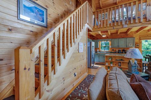 The Stick House - North GA Cabin wHot Tub in Mineral Bluff, USA