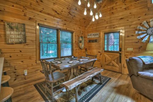 Serendipity - Screened in Porch Hot Tub Firepit in Blue Ridge, USA