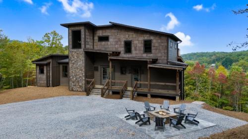 Vacay Chalet - Luxury Cabin in North Georgia - Floor-To-Ceiling Stone Fireplace, Professionally Decorated, Designer Furnishings,