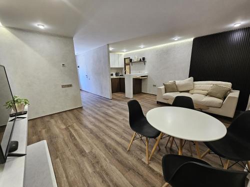 Cross Resort Hotel – Yerevan, PR