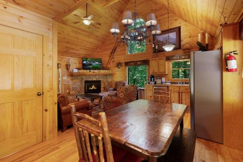 Wise Mountain Hideaway - Pet Friendly Cabin in Morganton, USA