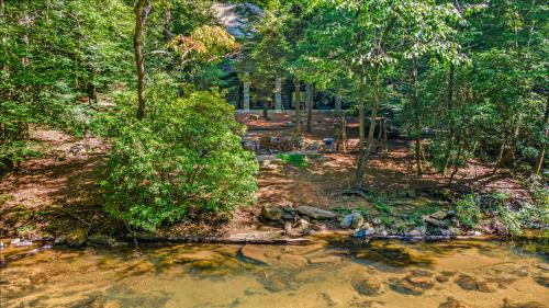 Mountaintown Creek Lodge - Creek Front Fish Cabin in Ellijay, USA