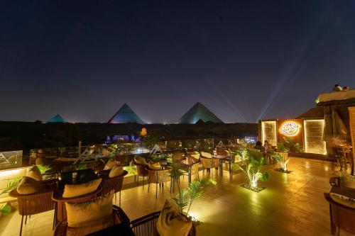 Restaurace, PANORAMA view pyramids in Gíza